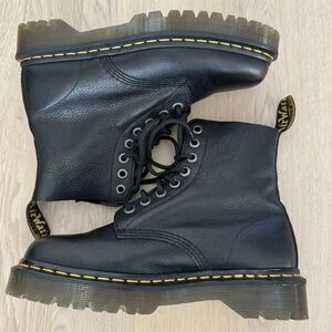 De. Marten’s Pascal Bex 1460 boots. Unisex. Women’s 9/Men’s 8.